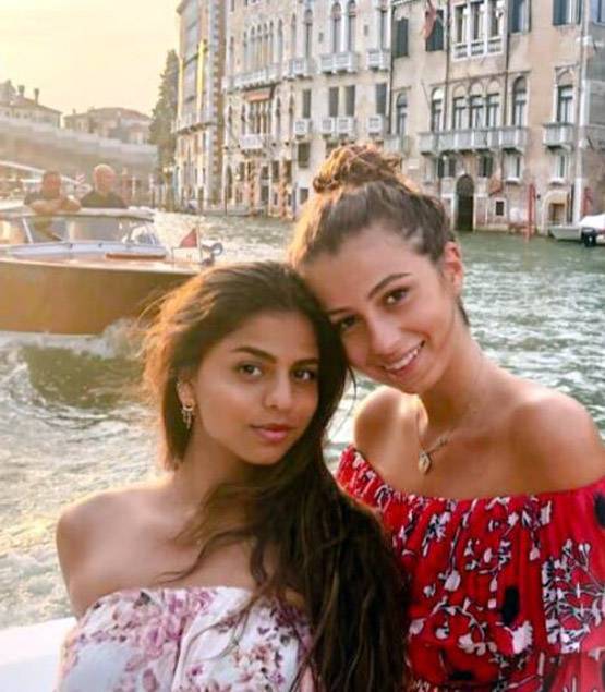 दोस्तों संग शाहरुख खान की बेटी सुहाना की पार्टी, फोटो वायरल