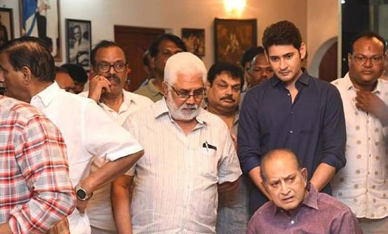 एक्टर महेश बाबू ने मां विजया निर्मला को दी अंत‍िम व‍िदाई, भावुक द‍िखा पर‍िवार