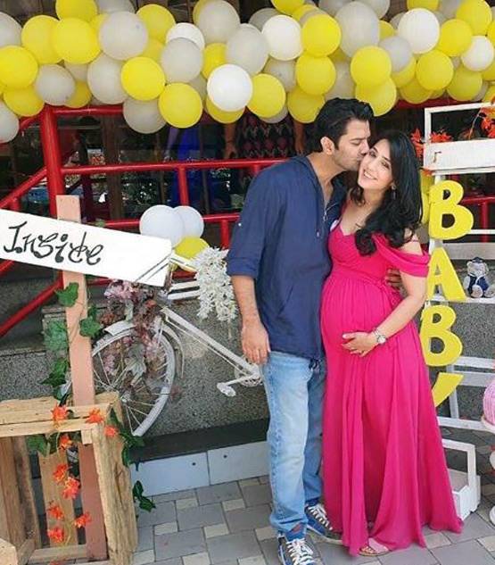 इस प्यार को...स्टार्स का गेट टुगेदर, बरुण की पत्नी ने फ्लॉन्ट किया बेबी बंप