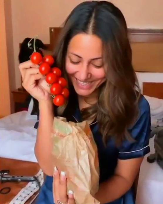 पेरिस में हिना खान ने रखा रोजा, गिफ्ट में मिली ये खास चीज