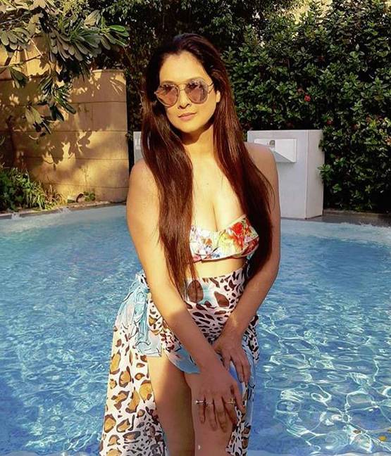 रियल लाइफ में ग्लैमरस है TV की ये सास, बिकिनी तस्वीरें वायरल