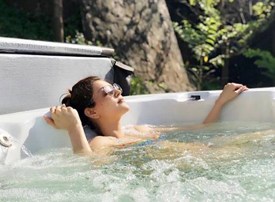 कौन हैं निशा अग्रवाल? जिनकी बिकिनी फोटो सोशल मीडिया पर मचा रही हैं धमाल