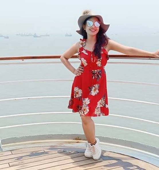 अंगूरी भाबी की ग्लैमरस तस्वीरें, शॉर्ट ड्रेस में यूं कर रहीं रिलैक्स