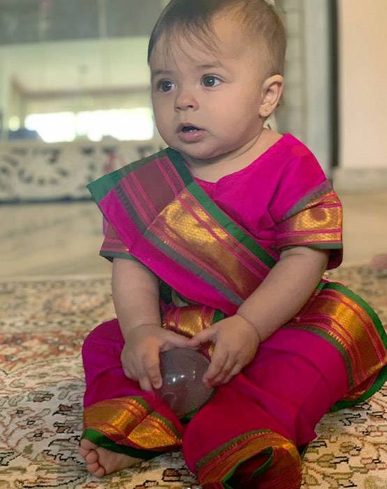 लीजा रे ने मनाया बेटियों का पहला बर्थडे, मिनी साड़ी में दिखीं ट्विंस