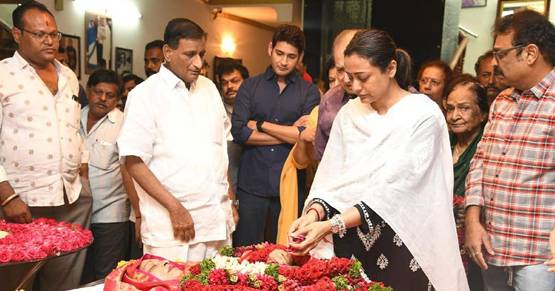 एक्टर महेश बाबू ने मां विजया निर्मला को दी अंत‍िम व‍िदाई, भावुक द‍िखा पर‍िवार