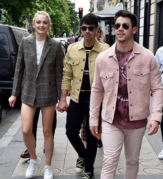 फ्रेंच वेडिंग से पहले सोफी-जो जोनस संग लंच डेट पर प्रियंका-निक, PHOTOS