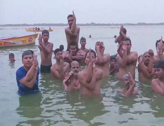 इंसान ही नहीं जानवरों ने भी किया योगासन, देखें अजब-गजब तस्वीरें