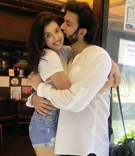 भाई की शादी के लिए फैमिली संग गोवा रवाना हुईं सुष्मिता, दिखीं स्टाइलिश