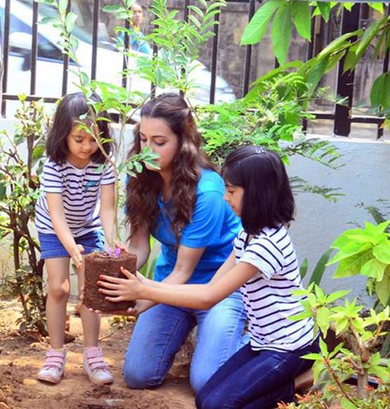 विश्व पर्यावरण दिवस पर टाइगर श्रॉफ-दिया मिर्जा ने लगाए पेड़, PHOTOS