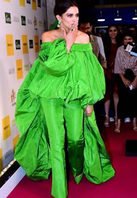 बैलूनी आउटफिट पहनने पर ट्रोल दीपिका, लोग बोले- पत्तागोभी लग रही हो