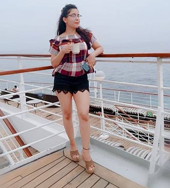 अंगूरी भाबी की ग्लैमरस तस्वीरें, शॉर्ट ड्रेस में यूं कर रहीं रिलैक्स