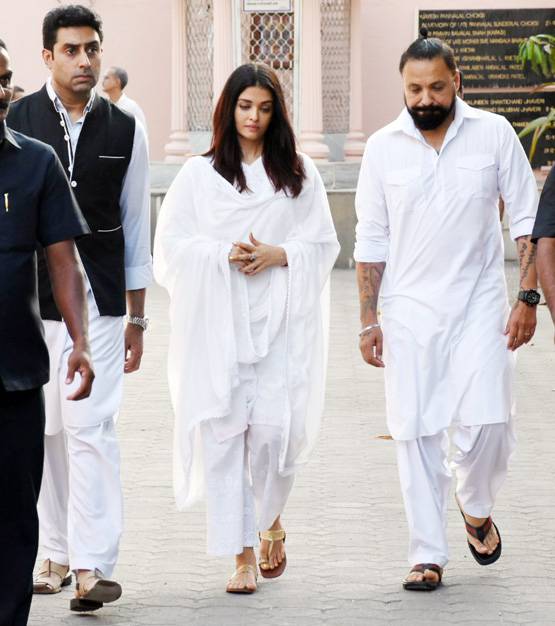 अमिताभ के सेक्रेटरी शीतल जैन का निधन, अंतिम संस्कार में पहुंचा बच्चन परिवार