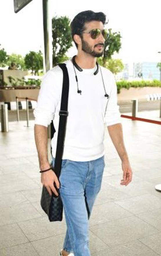 भाई की शादी के लिए फैमिली संग गोवा रवाना हुईं सुष्मिता, दिखीं स्टाइलिश