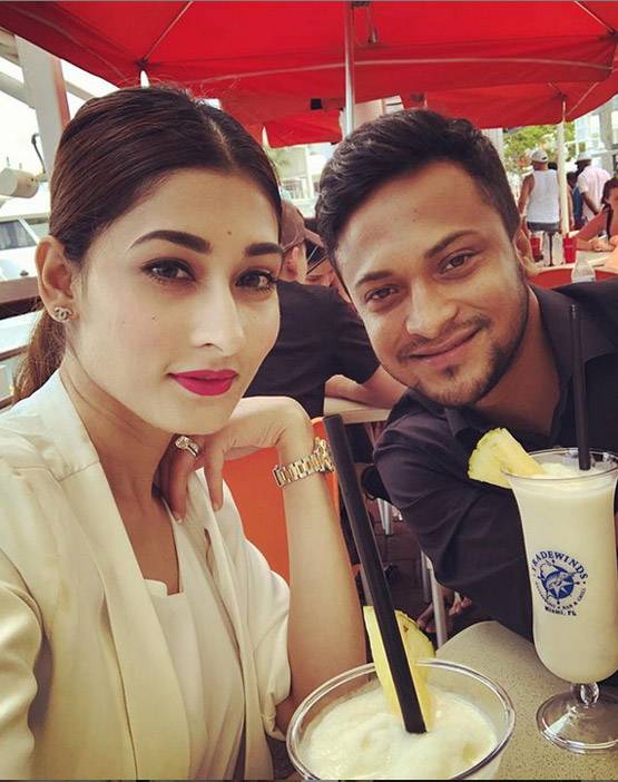 नंबर 1 ऑलराउंडर की लव स्टोरी, पत्नी के लिए मैदान में बिजनेसमैन को धुना