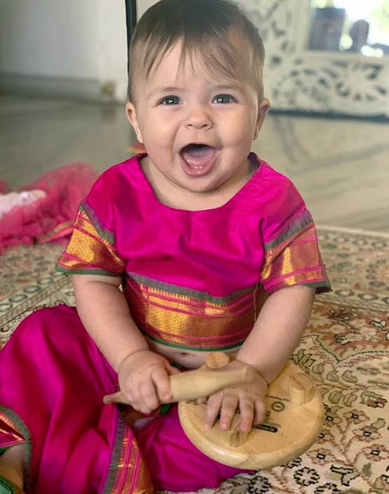 लीजा रे ने मनाया बेटियों का पहला बर्थडे, मिनी साड़ी में दिखीं ट्विंस