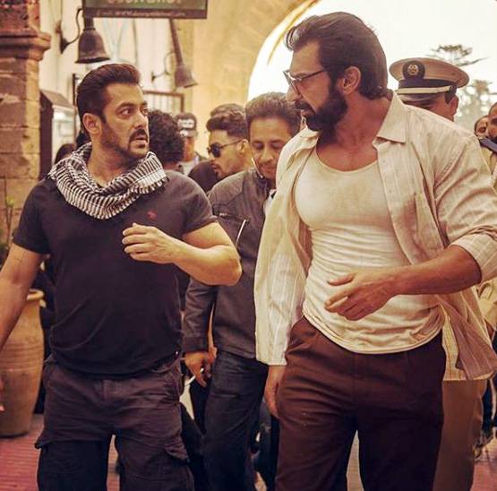 तो इस एक्टर को डेट कर रही हैं 46 साल की पूजा बत्रा, तस्वीर से खुला राज