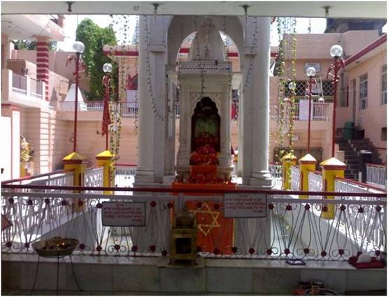 रंग बदलता है कश्मीर के खीर भवानी मंदिर का कुंड, जानें खासियत