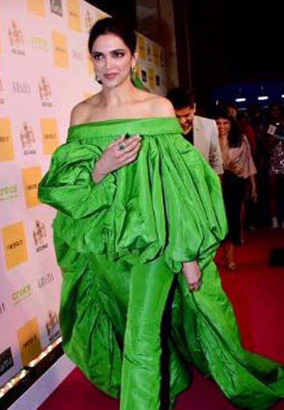 बैलूनी आउटफिट पहनने पर ट्रोल दीपिका, लोग बोले- पत्तागोभी लग रही हो