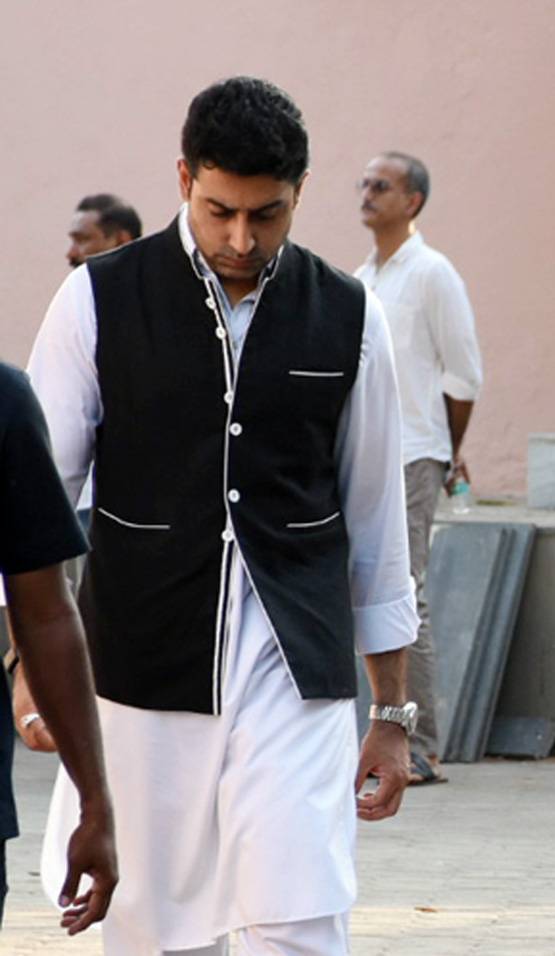 अमिताभ के सेक्रेटरी शीतल जैन का निधन, अंतिम संस्कार में पहुंचा बच्चन परिवार