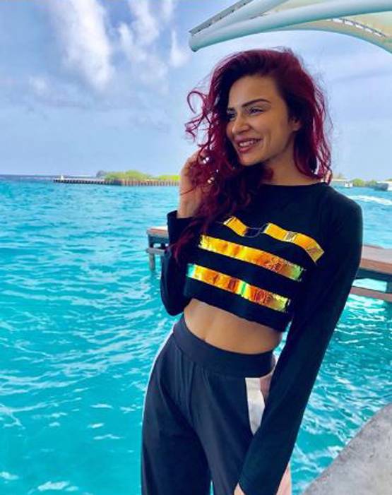 बिकिनी में बिग बॉस फेम एक्ट्रेस का बोल्ड अंदाज, मालदीव में यूं कर रहीं एन्जॉय