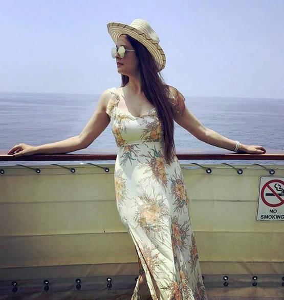 रियल लाइफ में ग्लैमरस है TV की ये सास, बिकिनी तस्वीरें वायरल