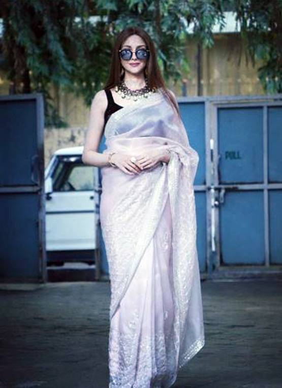 मां बनने के बाद 'भाबीजी' का फैशन शूट, रेड आउटफिट में ग्लैमरस दिखीं एक्ट्रेस