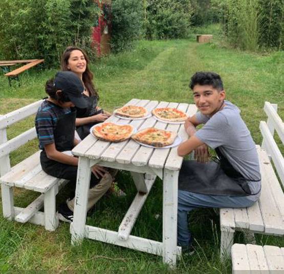 अपने बेटे के लिए अमेरिका में कॉलेज तलाश रही हैं माधुरी