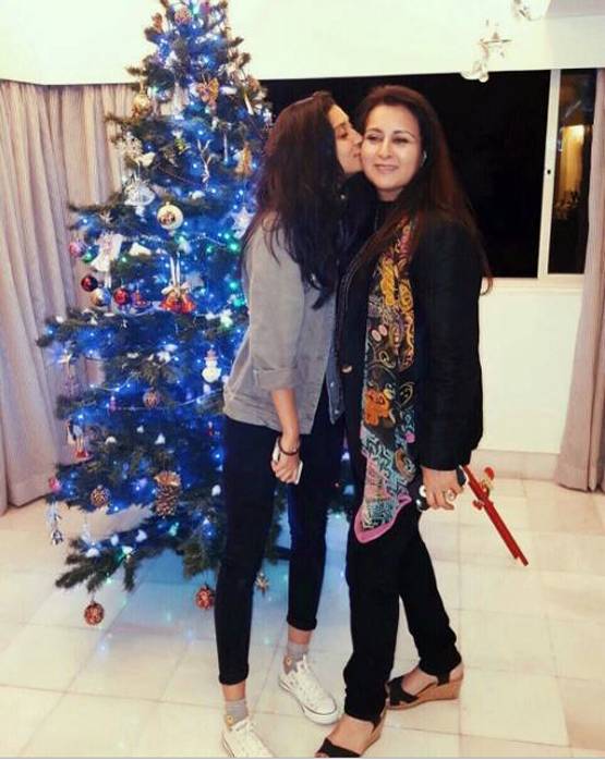 फिटनेस के लिए फेमस हैं पूनम ढिल्लन की बेटी, बन चुकी हैं इंटरनेट सेंसेशन