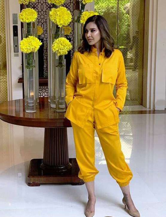 लीजा रे ने मनाया बेटियों का पहला बर्थडे, मिनी साड़ी में दिखीं ट्विंस