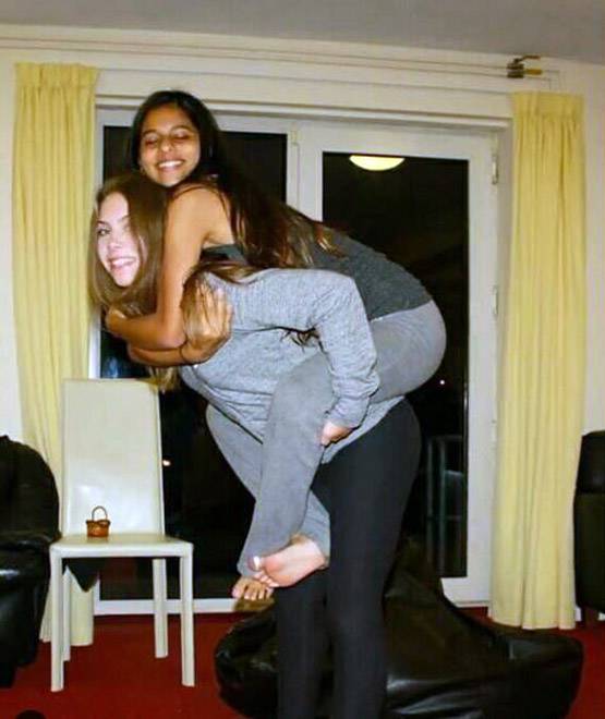 दोस्तों संग शाहरुख खान की बेटी सुहाना की पार्टी, फोटो वायरल