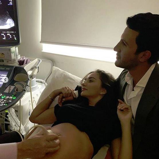 एमी जैक्सन ने मंगेतर संग शेयर की रोमांटिक PHOTOS, किस करती आ रहीं नजर