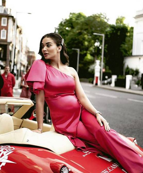 एमी जैक्सन ने मंगेतर संग शेयर की रोमांटिक PHOTOS, किस करती आ रहीं नजर