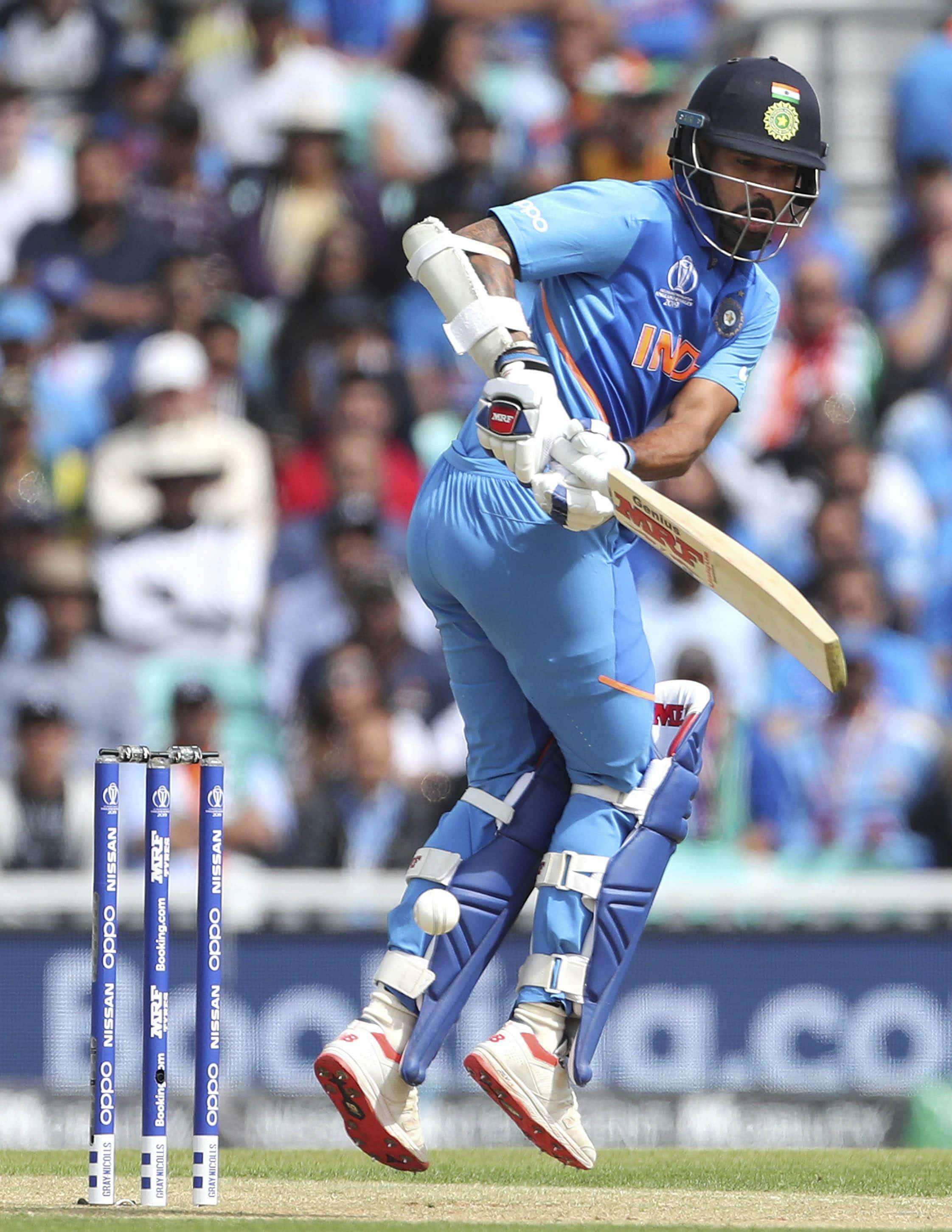 चोटिल धवन ने ट्वीट की शायरी, ‘कैंचियां हमें उड़ने से खाक रोकेंगी..’