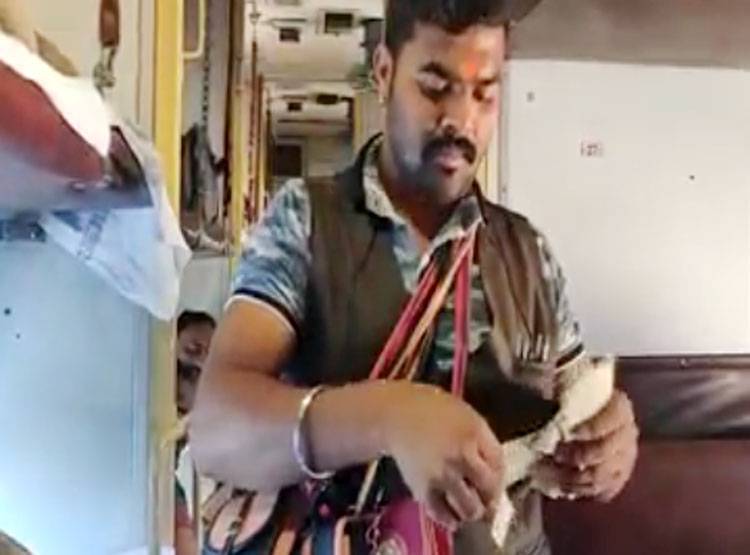 ट्रेन में नेताओं की मिमिक्री कर सोशल मीडिया पर मचाई धूम, अब हुआ अरेस्ट