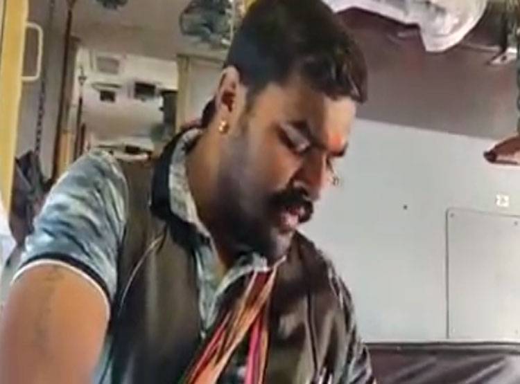 ट्रेन में नेताओं की मिमिक्री कर सोशल मीडिया पर मचाई धूम, अब हुआ अरेस्ट