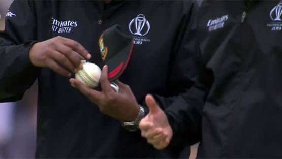 WC: छक्का मारकर खोल दिया गेंद का धागा, तोड़ दी स्टेडियम की छत