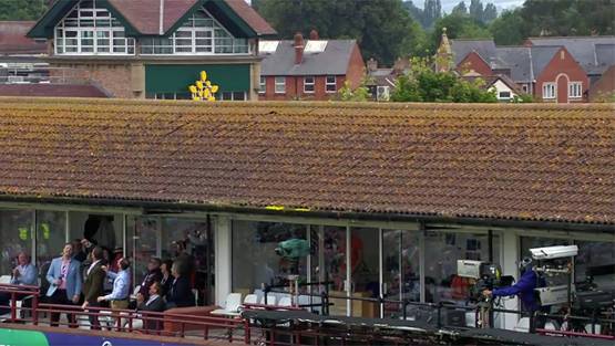 WC: छक्का मारकर खोल दिया गेंद का धागा, तोड़ दी स्टेडियम की छत