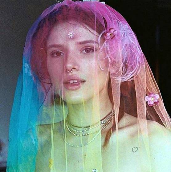 प्राइवेट फोटो लीक करने की दे रहा था धमकी, एक्ट्रेस ने जो किया वो सोच नहीं सकते