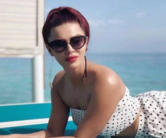 बिकिनी में बिग बॉस फेम एक्ट्रेस का बोल्ड अंदाज, मालदीव में यूं कर रहीं एन्जॉय
