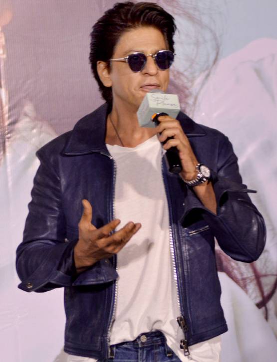 1 द‍िन के लिए लंदन वेकेशन से मुंबई आए शाहरुख खान, यूं बदले 3 लुक