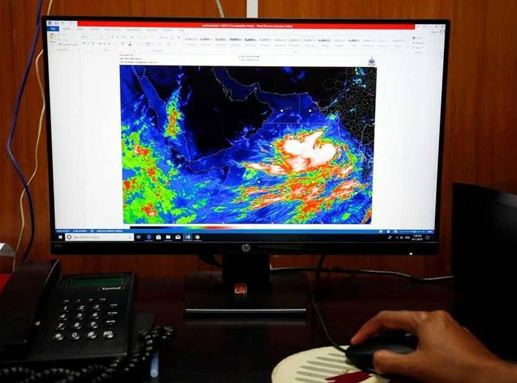 'वायु': दहशत के साये में गुजरात, देखें रेस्क्यू ऑपरेशन की Photos