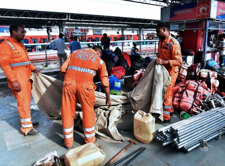 'वायु': दहशत के साये में गुजरात, देखें रेस्क्यू ऑपरेशन की Photos