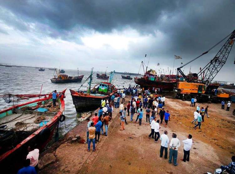 'वायु': दहशत के साये में गुजरात, देखें रेस्क्यू ऑपरेशन की Photos