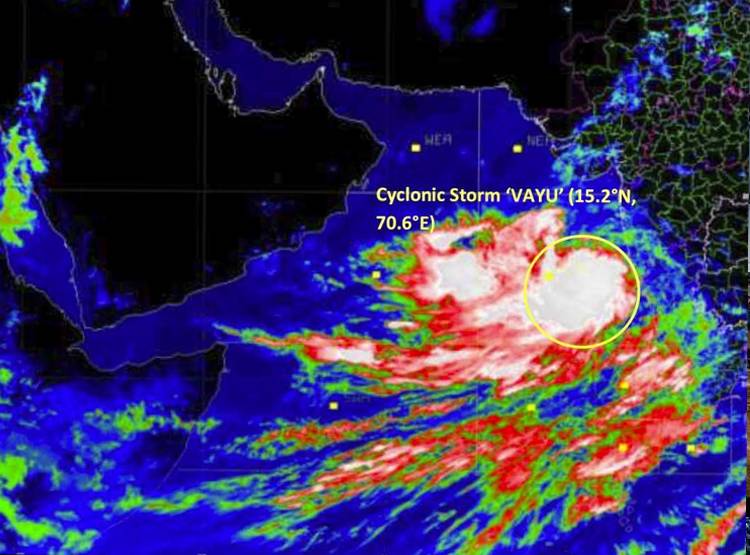 'वायु': दहशत के साये में गुजरात, देखें रेस्क्यू ऑपरेशन की Photos