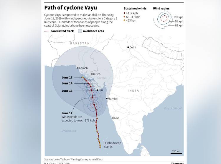 'वायु': दहशत के साये में गुजरात, देखें रेस्क्यू ऑपरेशन की Photos