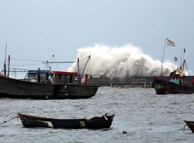 'वायु': दहशत के साये में गुजरात, देखें रेस्क्यू ऑपरेशन की Photos