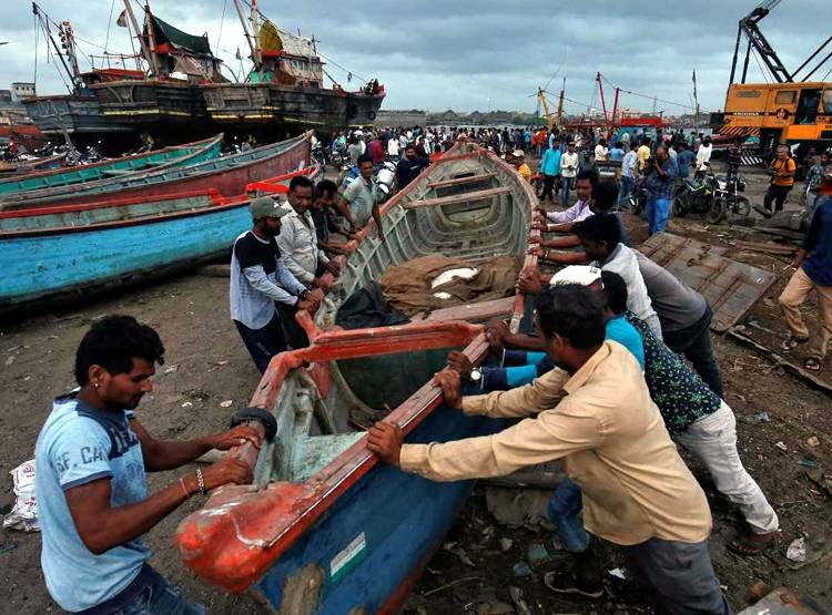 'वायु': दहशत के साये में गुजरात, देखें रेस्क्यू ऑपरेशन की Photos