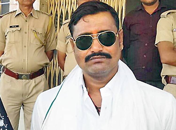 कुख्यात डकैत जगन गुर्जर ने मह‍िलाओं को न‍िर्वस्त्र कर गांव में घुमाया