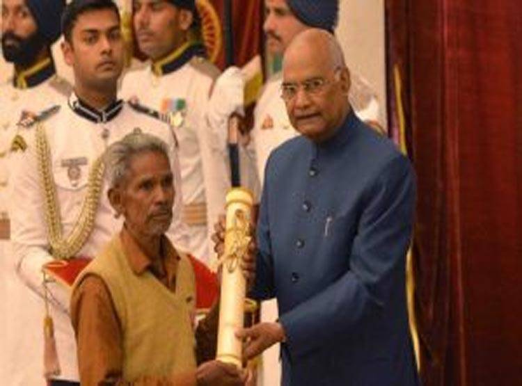 मुसीबत बना पद्मश्री, बकरी के बाड़े में टांगा, चींटी के अंडे खाकर गुजारा