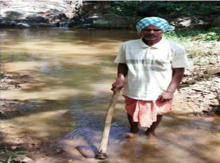 मुसीबत बना पद्मश्री, बकरी के बाड़े में टांगा, चींटी के अंडे खाकर गुजारा